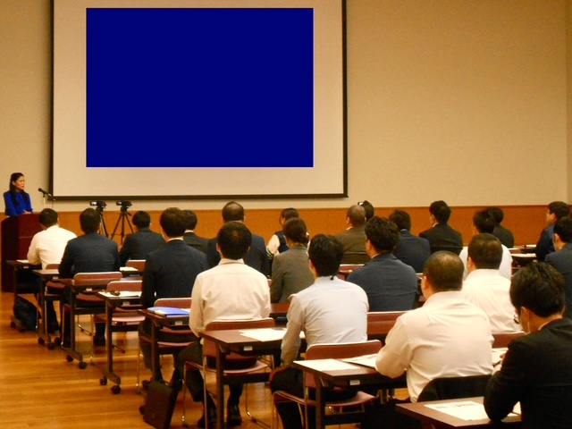 大阪府警察本部にて、警部補400名の方向けに『パワハラにならないうまい叱り方研修』に叱りの達人河村晴美氏が登壇しました。2025年11月6日（木）＠大阪府警察本部の大講義室にて。