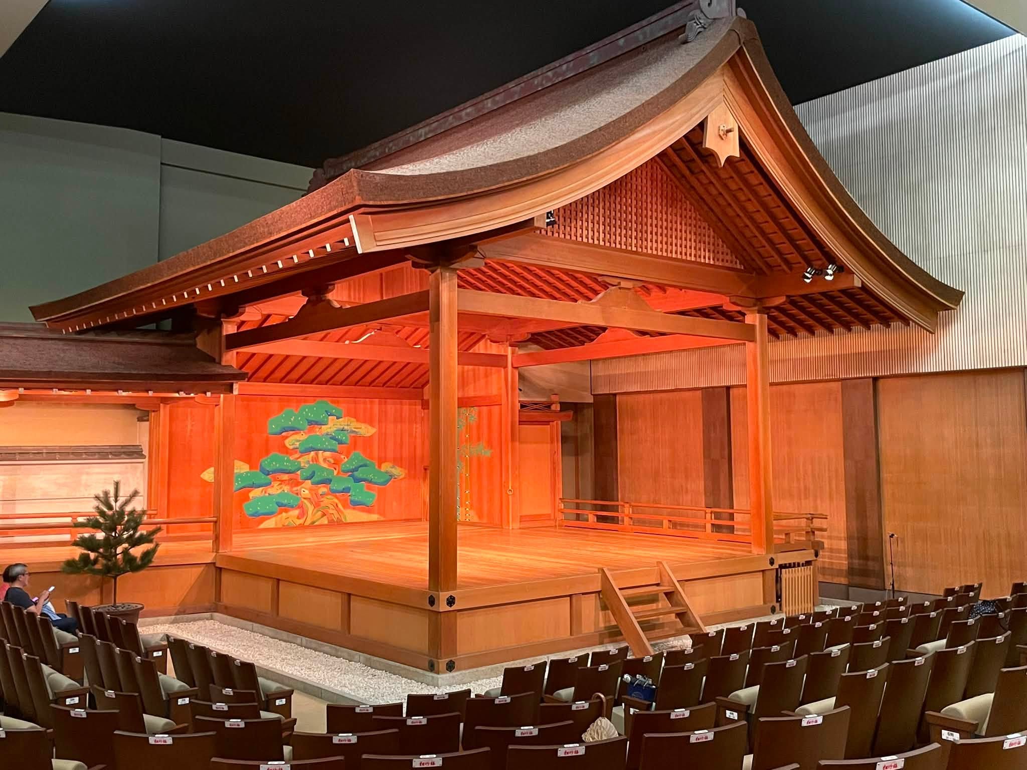 京都観世会館「喜右衛門の会」でお能を鑑賞。700年の歴史を誇る伝統芸能の空間で感じたのは、至高のマインドフルネスとプロとしての圧倒的な基準値でした。人を育てる際、モチベーションを上げるのではなく「自らの背中で高い基準を示す」仕事の美学をお届けします。このコラムは叱りの達人協会の公式サイトに掲載されている、執筆者は河村晴美氏によるコラムです。