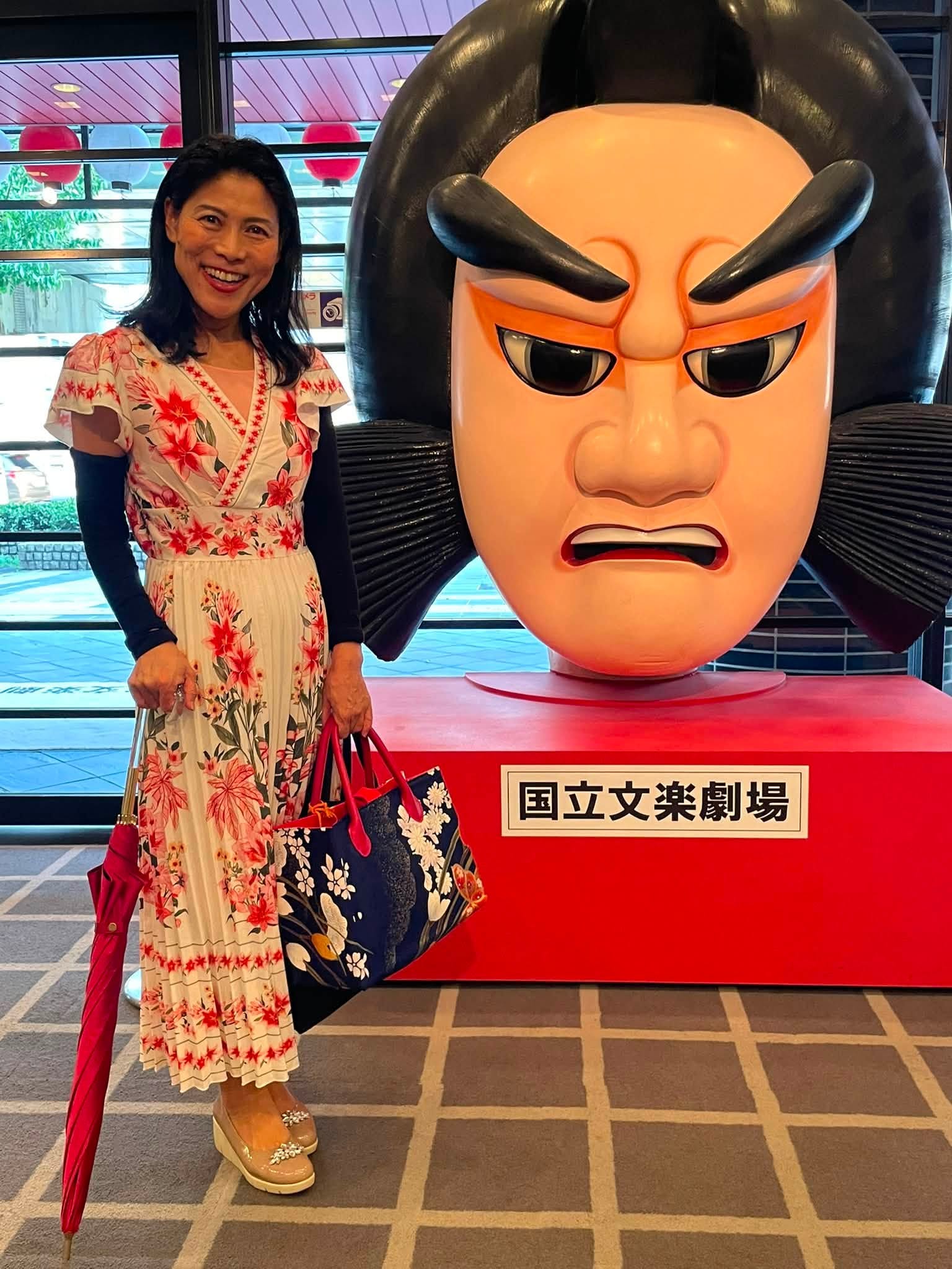 国立文楽劇場の新作文楽『まちの灯』を鑑賞。チャップリンが愛した日本の伝統芸能「文楽」の繊細な所作や表現から、ビジネス現場における「言葉を超えた心の機微」や「相手を信じるリスペクトの姿勢」など、一流の仕事力と人間愛の極意を紐解きます。