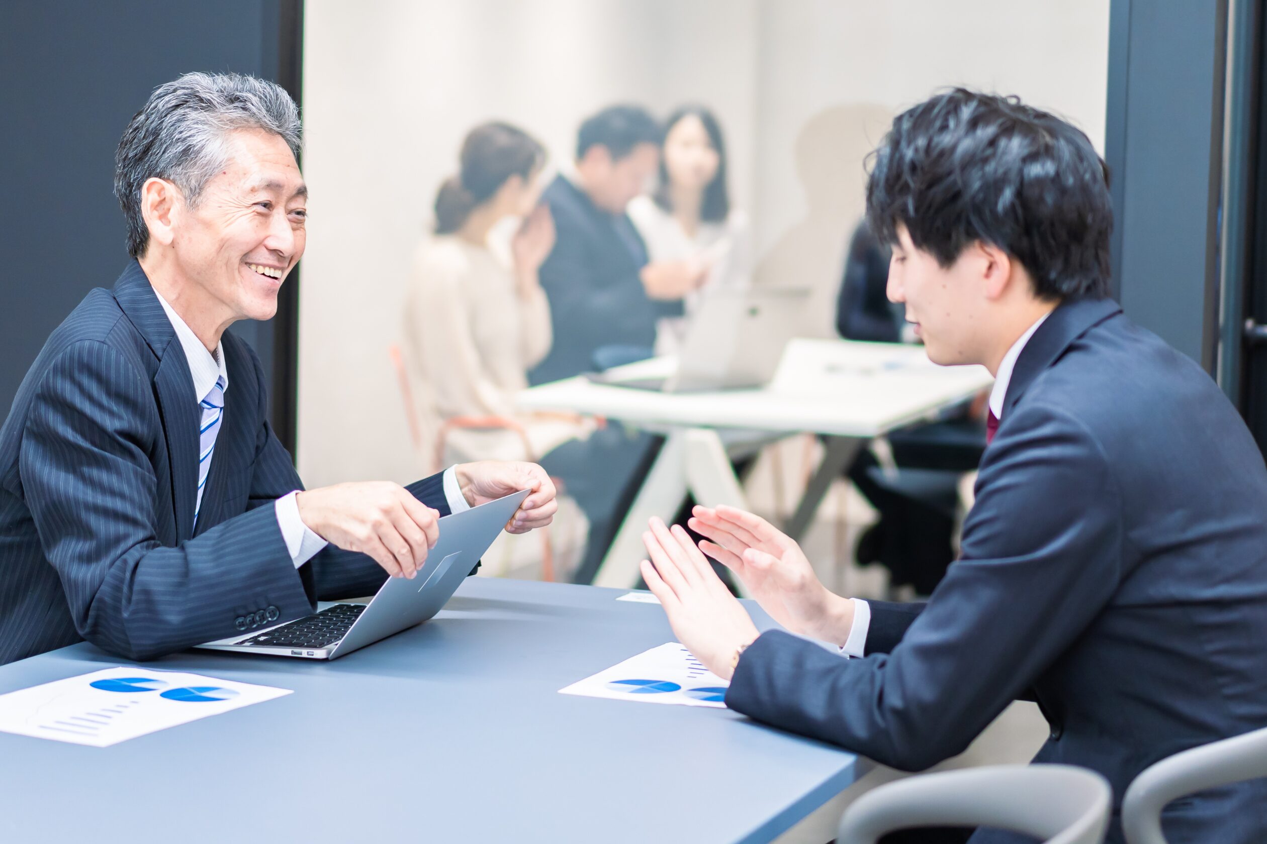 1on1で「何かある？」と聞いていませんか？一見柔軟に見えるこの問いかけは、部下の認知負荷を高め本音を閉ざす原因になります。本記事では心理学の観点から失敗する理由を解説し、部下が安心して心を開ける効果的な言い換えフレーズ5選をパワハラ予防の専門家河村晴美氏が紹介します。